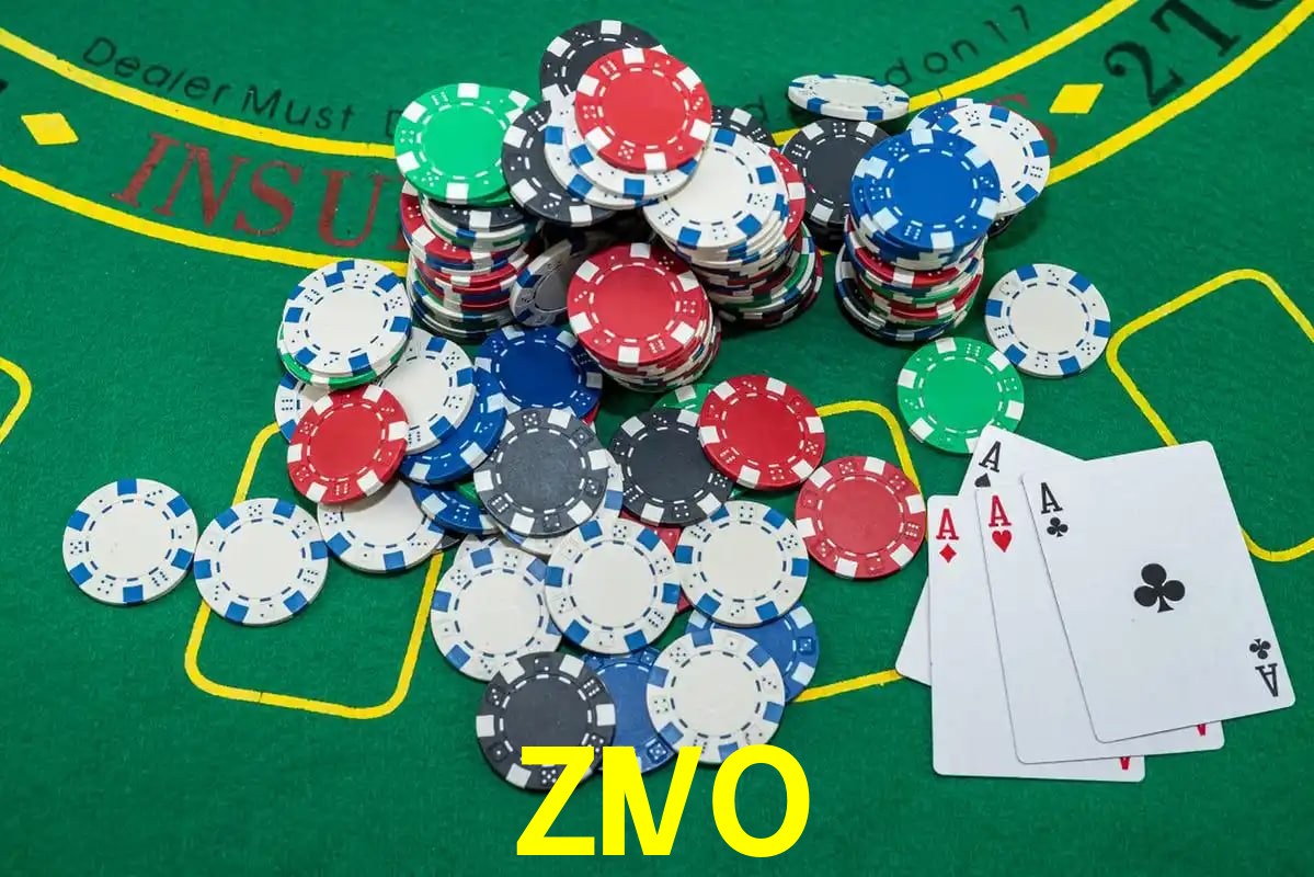 Escena dinámica inspirada en casino con iluminación ZIVO, cartas, fichas e íconos de juegos digitales en un espacio moderno de juegos.